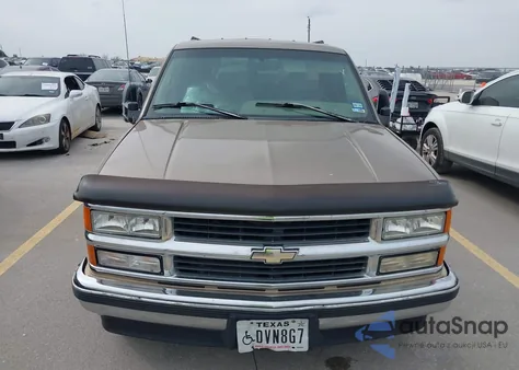1996 Chevrolet Suburban C1500 z USA, uszkodzony, nr VIN 3GNEC16RXTG152304